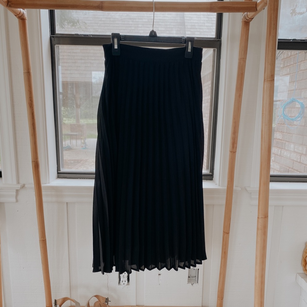 Forever 21 Pleated black skirt